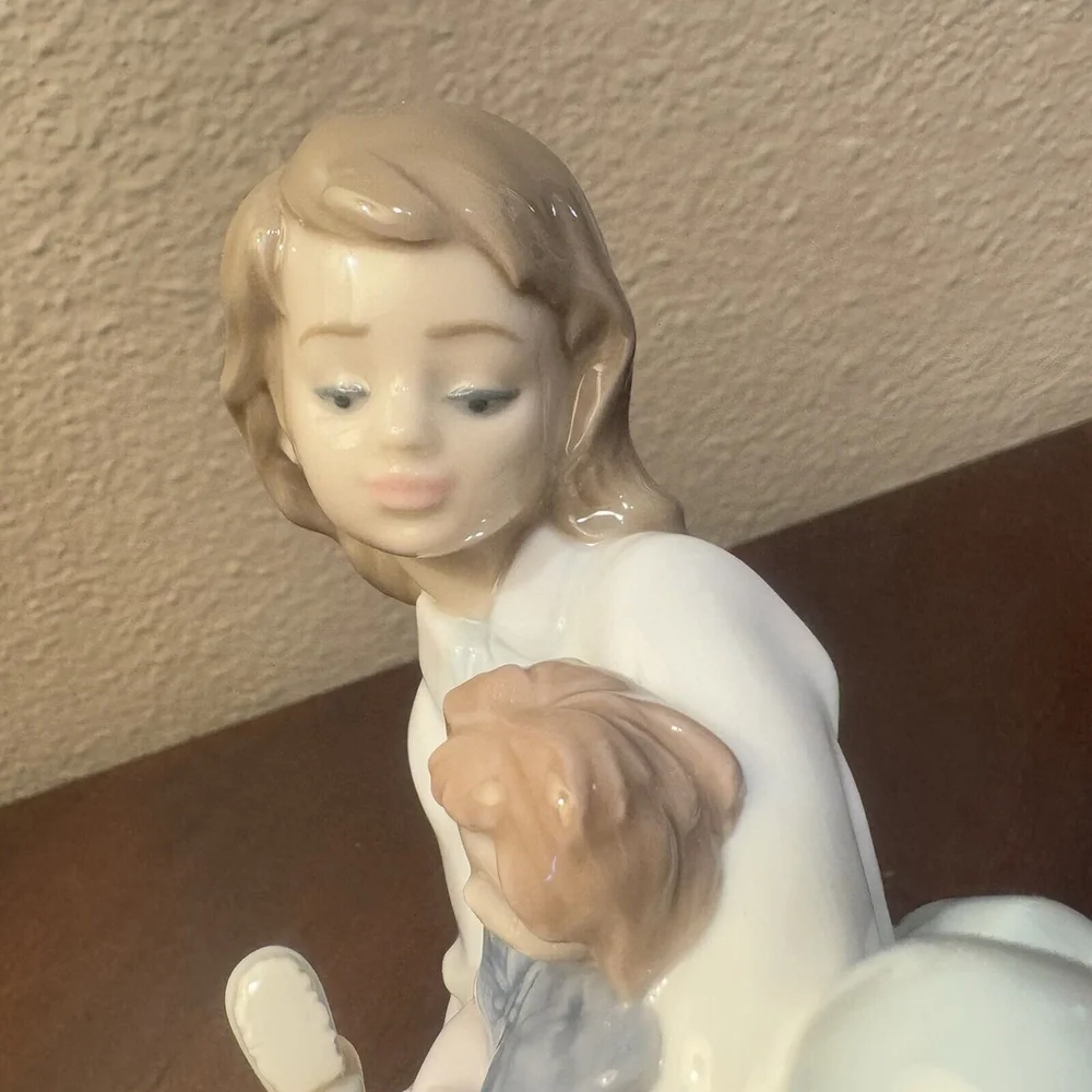 Lladro Figurine 5990 Thoughtful Caress Mint Condition No Box
